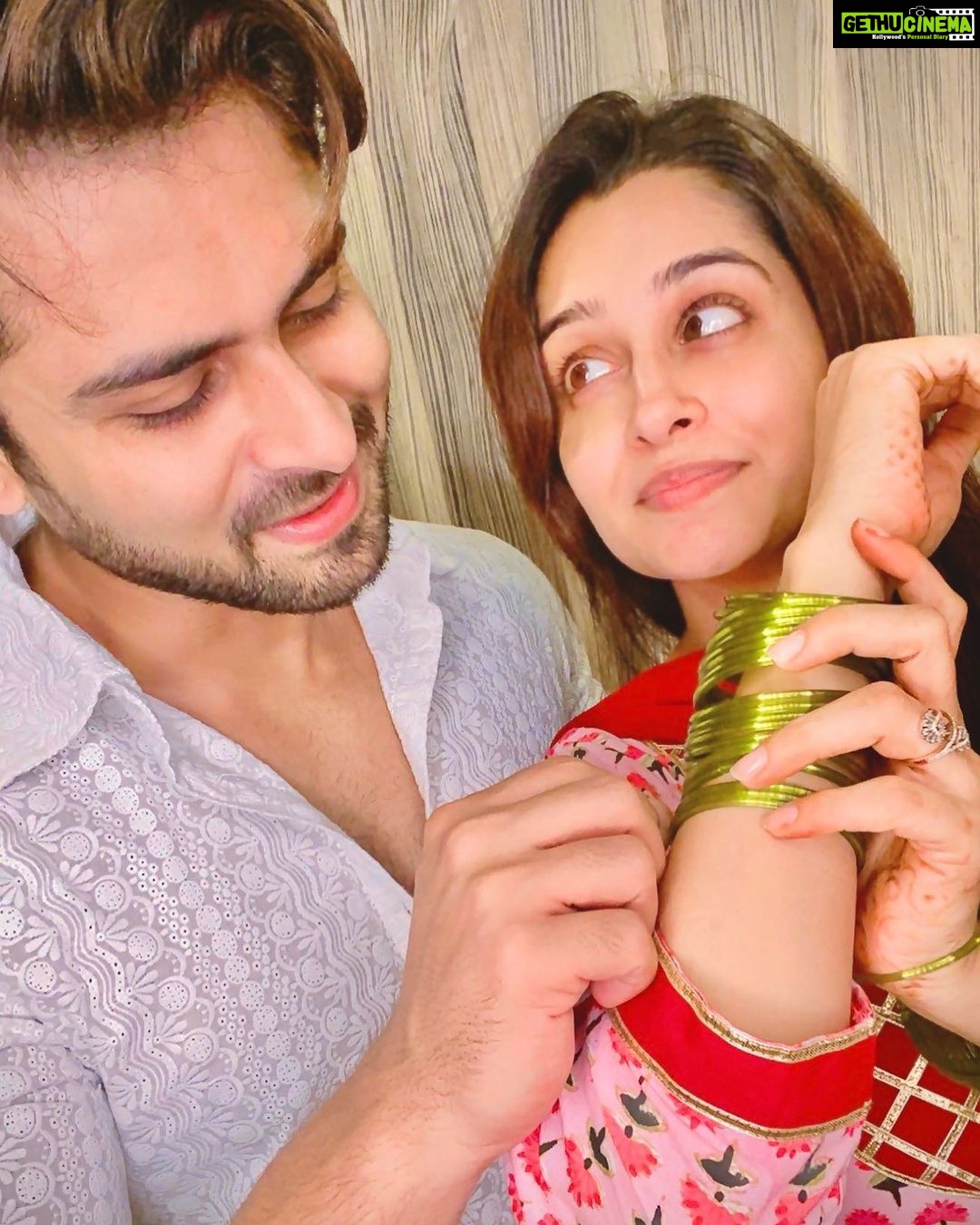 Dipika Kakar Instagram - Dressed in what I love for the evening of happiness!! Eid Mila-dun-Nabi Mubarak!!! ❤️❤️