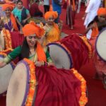 Dipika Kakar Instagram - Doesnt this sound make us just get up and dance our hearts out!!!! But today I experienced playing it with these lovely girls!!! what an experience ❤️❤️❤️ #dhol #indianculture #indianfestivals #maharashtradholtasha #kahaanhumkahaantum #sonakshi