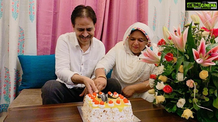 Dipika Kakar Instagram - They spread only love!!! Happy Anniversary to Ammi and Papa!!!