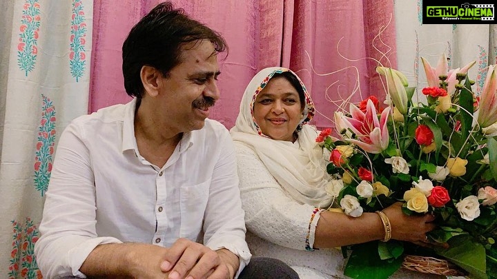 Dipika Kakar Instagram - They spread only love!!! Happy Anniversary to Ammi and Papa!!!