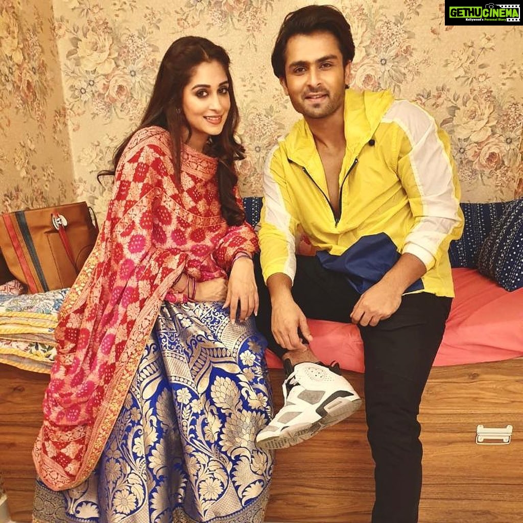 Dipika Kakar Instagram - He drops by at the set and makes my day!!!! ❤️❤️❤️ @shoaib2087