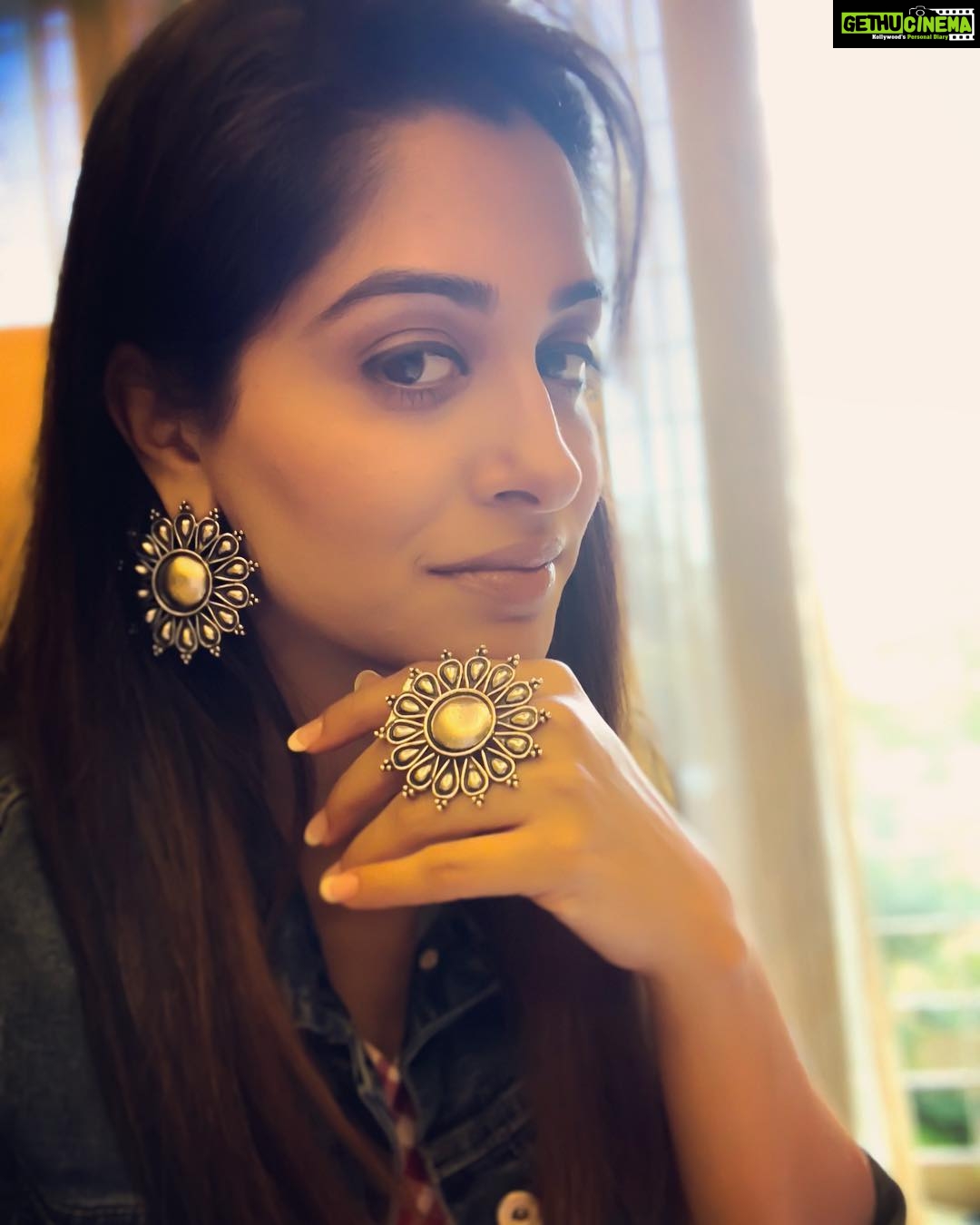 Dipika Kakar Instagram - jewellery is like the perfect spice, it always complements what’s already there.. :~ Diane von furstenberg . . . . jewellery by :- @jhaanjhariya
