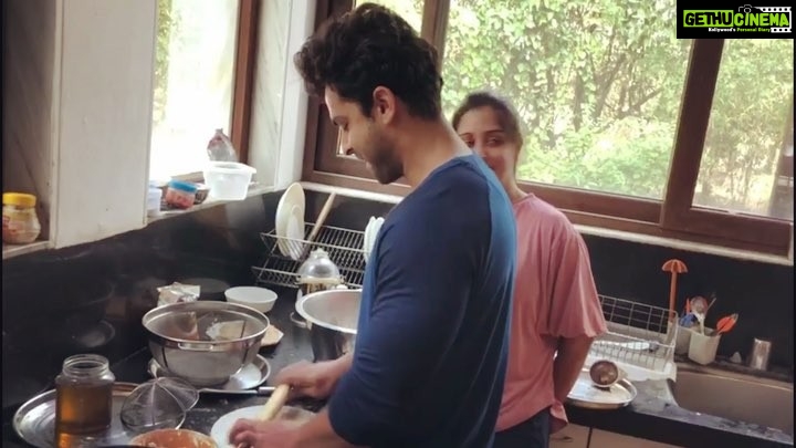 Dipika Kakar Instagram - So today on our 1st wedding anniversary my day started with this gesture by my Husband 😍.... mai bata dun ye kabhi kitchen me kadam nahi rakhte n he did this only to make me feel special... @shoaib2087 this is the sweetest effort..... ❤️❤️❤️ and definetly totally unexpected!!!