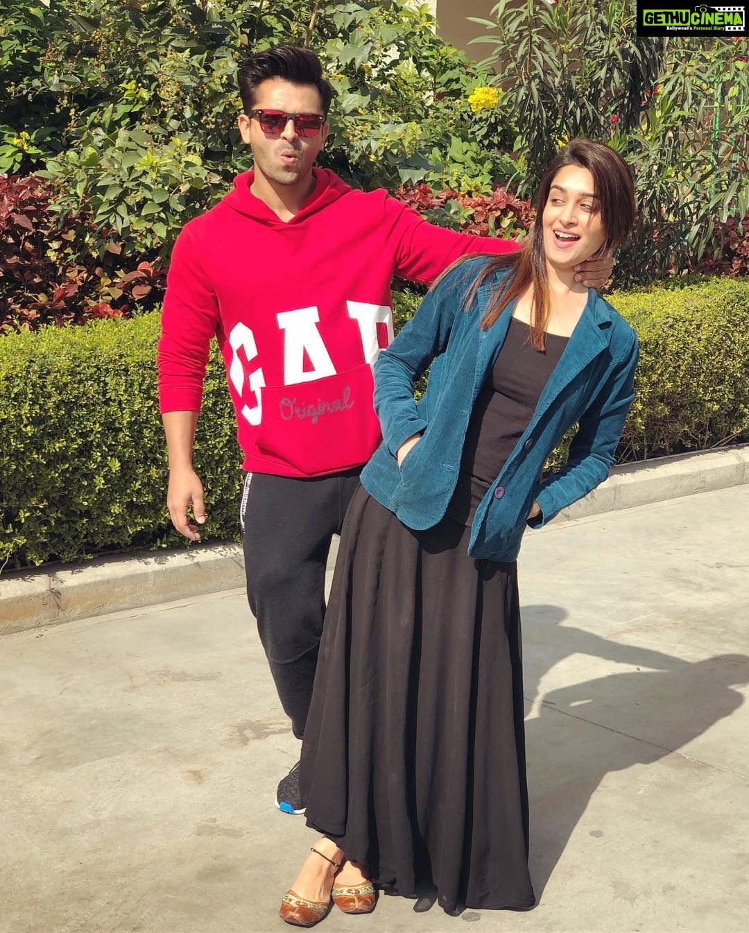 Dipika Kakar Instagram - “PYAR DOSTI HAI” Jab tak wo mere sabse achche dost nahi ban jaate main unse pyar kar hi nahi sakti.. . . . . P.s:~ filmy pati ka Asar 🙈😋