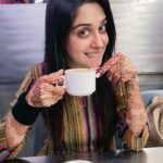 Dipika Kakar Instagram - My favourite place with my favourite chai 😍 as you all know how much i love Tea ☕️ . . . P.s :~ and the beautiful henna is applied by @sifaz__henna HIGH POINT veg restaurant