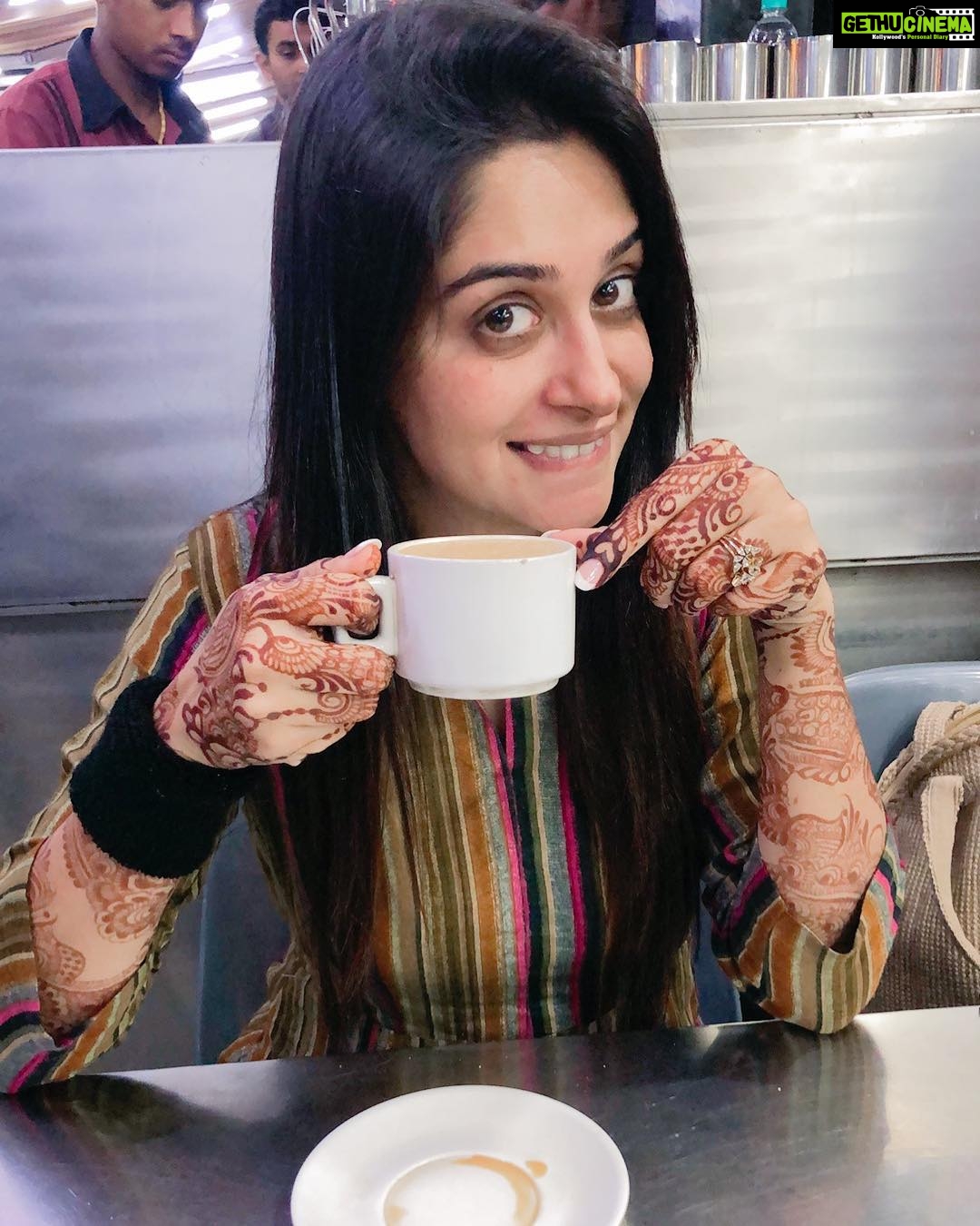 Dipika Kakar Instagram - My favourite place with my favourite chai 😍 as you all know how much i love Tea ☕️ . . . P.s :~ and the beautiful henna is applied by @sifaz__henna HIGH POINT veg restaurant