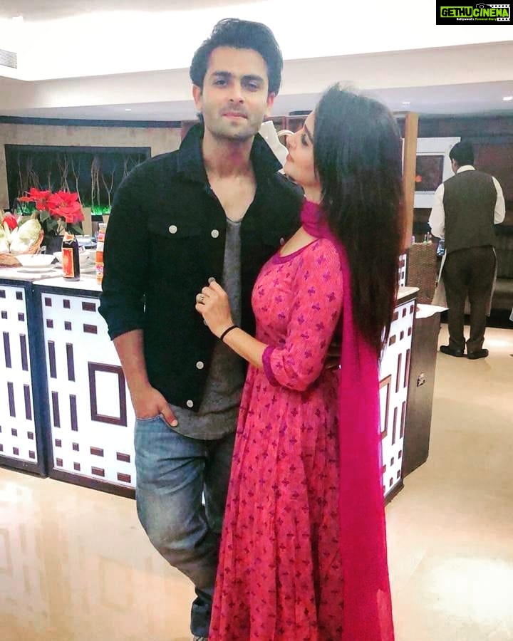Dipika Kakar Instagram - Aur kya chahiye zindagi se... jab aap saath ho... nazar nahi hat ti aapke chehre se.. aap hi humaari zindagi ka noor jo ho..... ❤❤❤❤ @shoaib2087 Sahara Star