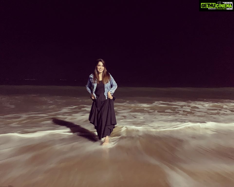 Dipika Kakar Instagram - i heart the beach ❤️🏖💃🏼 #excitementlevelhigh #happyme #beachlover . . . . jacket by :- @thequirkynaari shoes by :- @feet_me_up Goa,Baga Beach