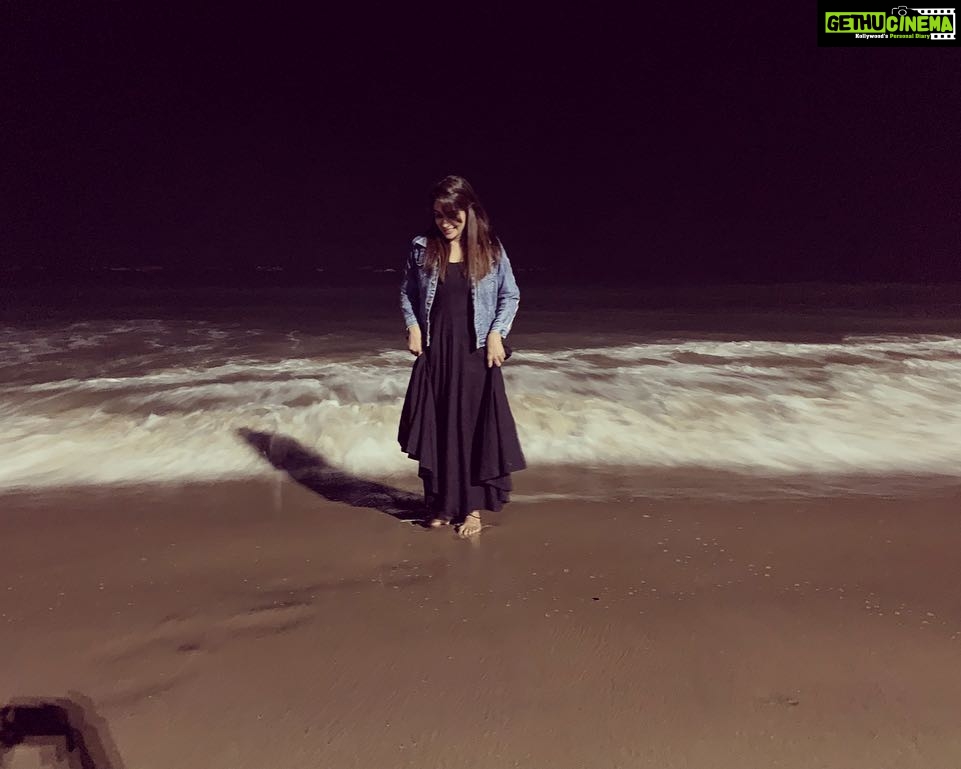 Dipika Kakar Instagram - i heart the beach ❤️🏖💃🏼 #excitementlevelhigh #happyme #beachlover . . . . jacket by :- @thequirkynaari shoes by :- @feet_me_up Goa,Baga Beach