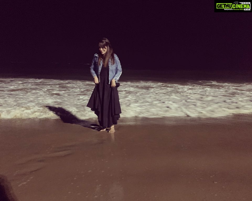 Dipika Kakar Instagram - i heart the beach ❤️🏖💃🏼 #excitementlevelhigh #happyme #beachlover . . . . jacket by :- @thequirkynaari shoes by :- @feet_me_up Goa,Baga Beach