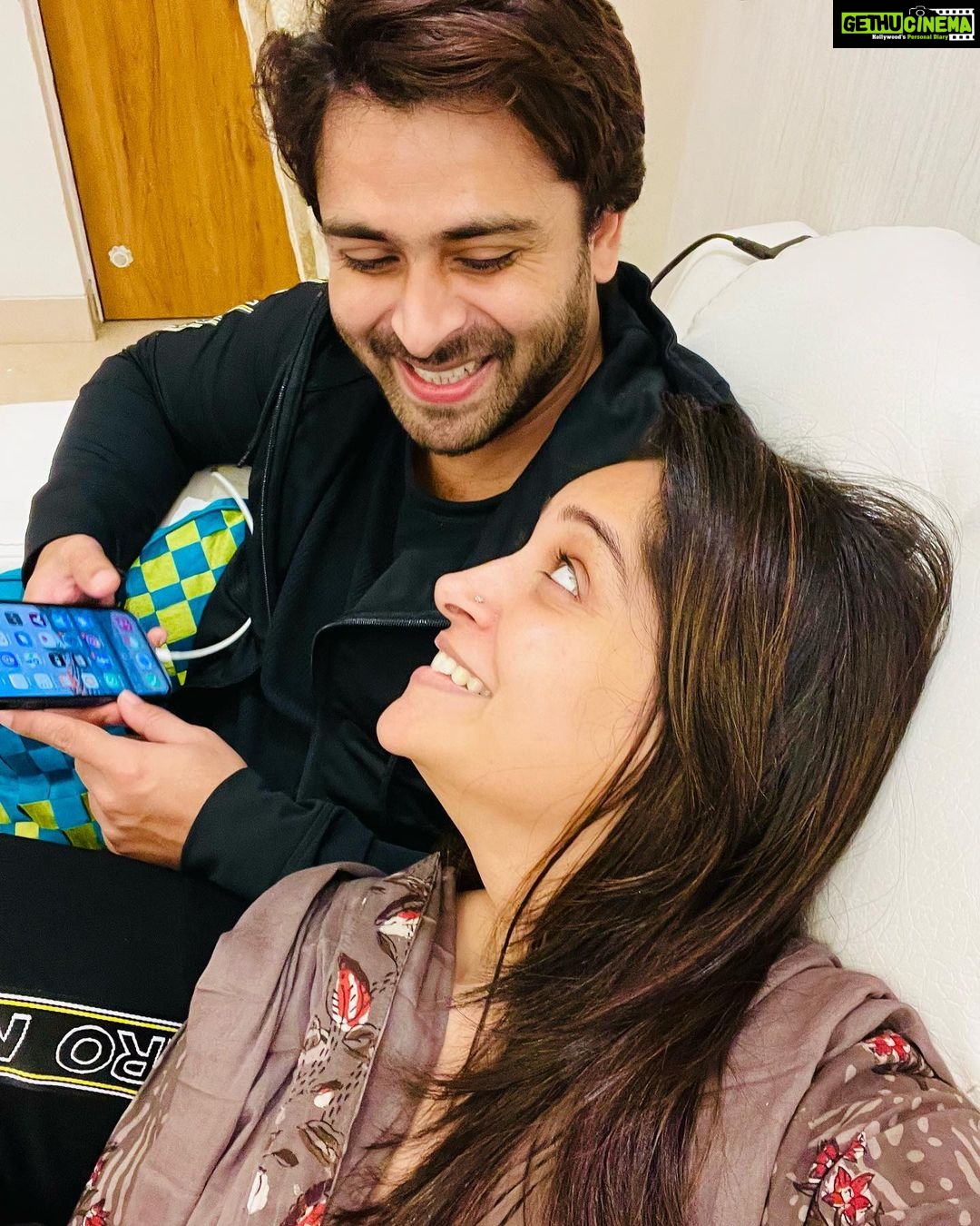 Dipika Kakar Instagram - When he pretends to be busy on phone… ➡️ & Cant pretend enough ❤️❤️❤️ @shoaib2087