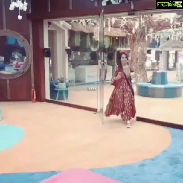 Dipika Kakar Instagram - Smile and let everyone know that you are a lot stronger than you were yesterday.. . . . Outfit :- @desiu_theyseeyou . . . . . #dipikakakaribrahim #bb12 #biggboss12 @colorstv