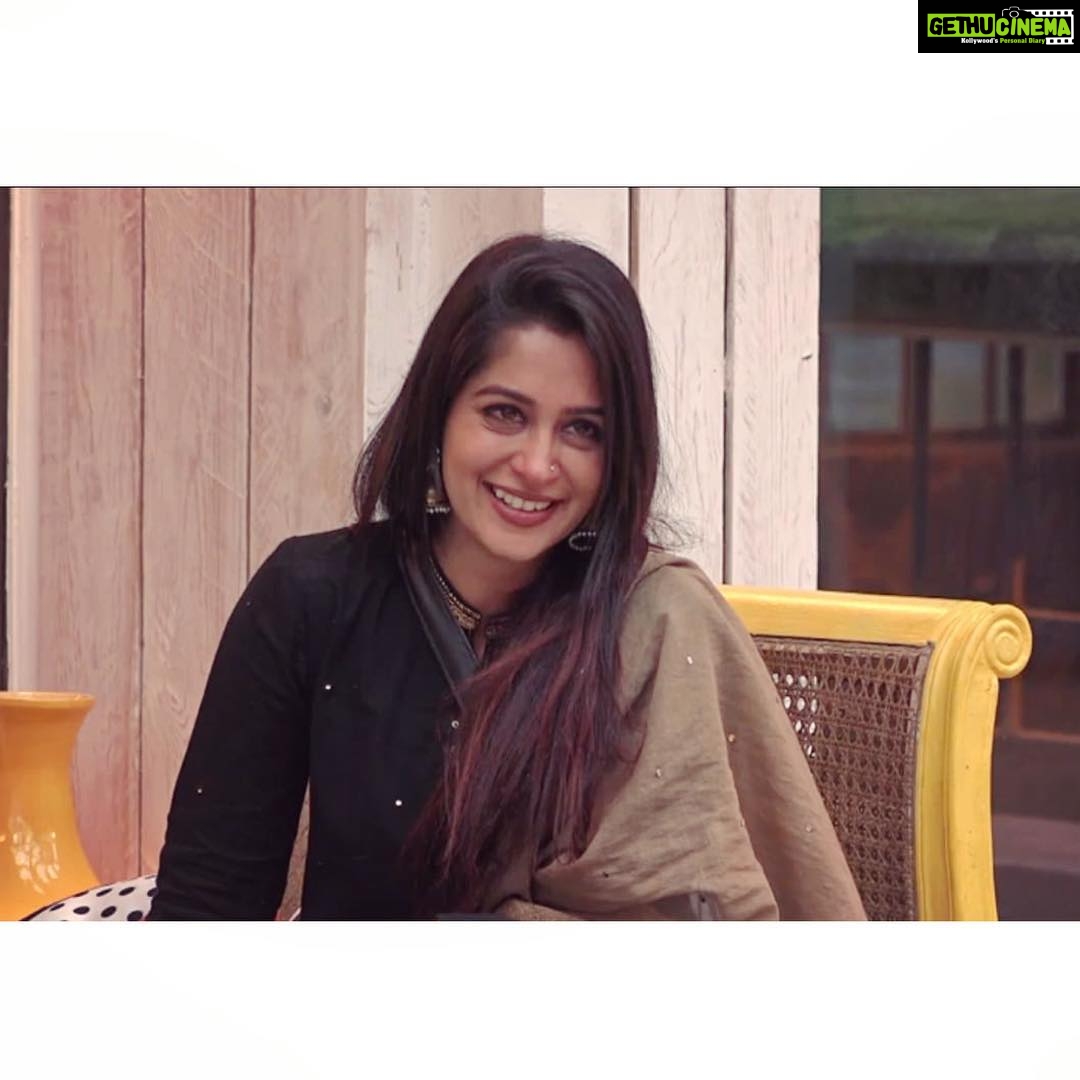 Dipika Kakar Instagram - Tears of joy.. 😅 #familyweek . . . . . Outifit :- @theloom.in . . . . . #dipikakakaribrahim #bb12 #biggboss12 @colorstv @endemolshineind