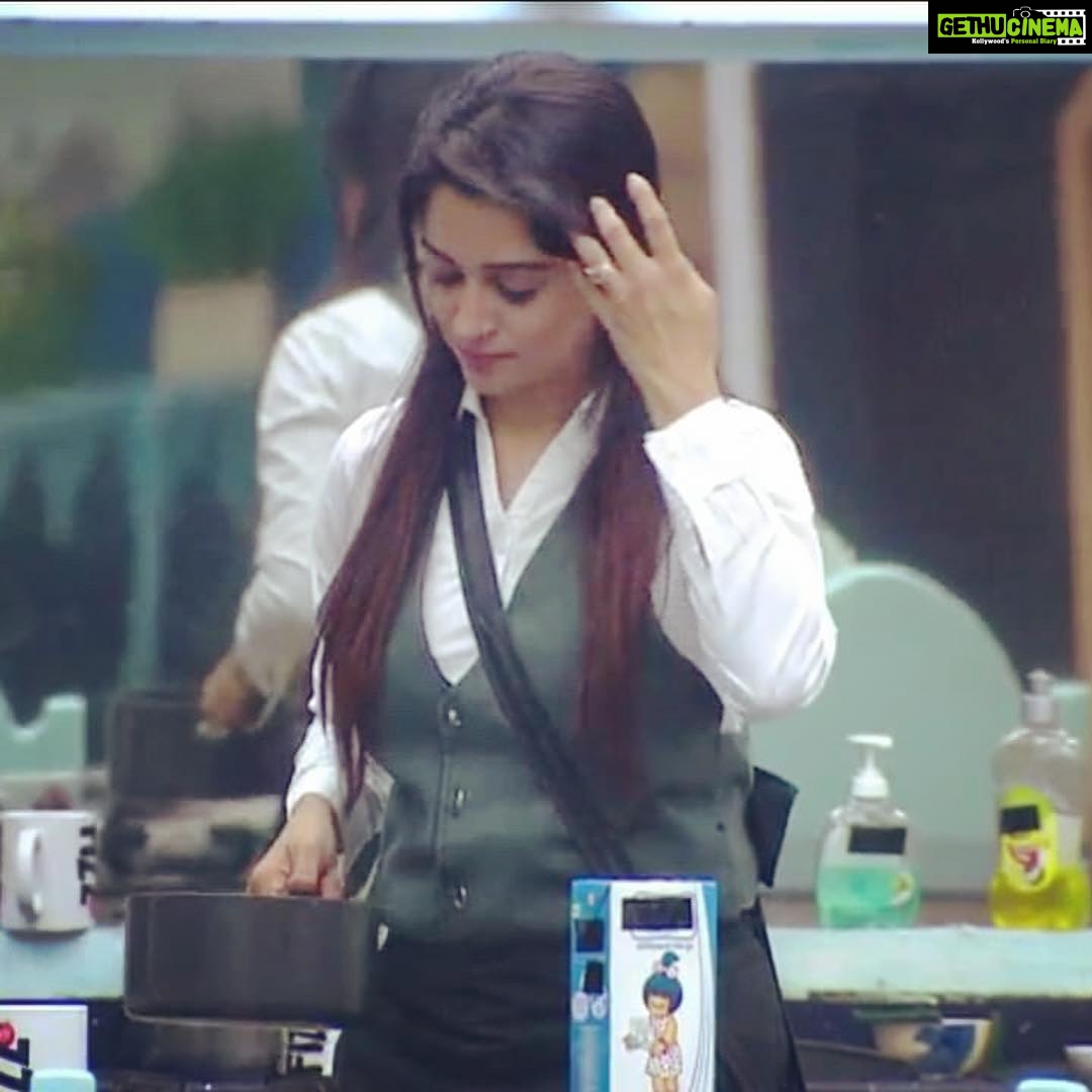 Dipika Kakar Instagram - Cheerful and helpful hotel employee 🙏🏻😃 . . . . . . #dipikakakaribrahim #bb12 #colorstv @colorstv @endemolshineind