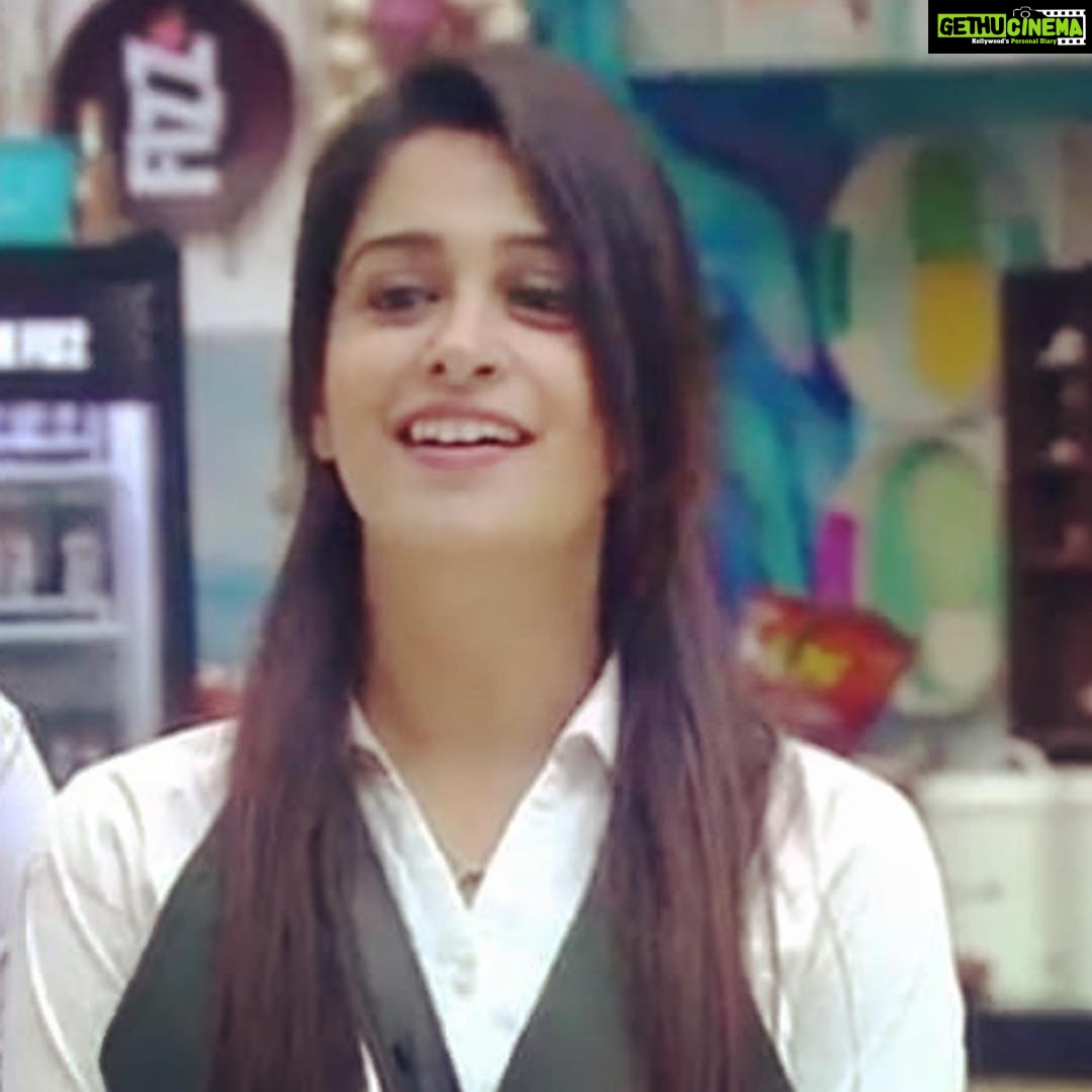 Dipika Kakar Instagram - Cheerful and helpful hotel employee 🙏🏻😃 . . . . . . #dipikakakaribrahim #bb12 #colorstv @colorstv @endemolshineind