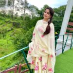 Dipika Kakar Instagram – Unki Mohabbat ka noor hai ye…
Jo Chehre se hat-ta nahi…
Hume dekhte rehte hain wo Aahen bharkar…
Phir kehte hain… “ye dil hai ki Rajta nahi”
.
.
.
outfit by @aachho 
@dinky_nirh