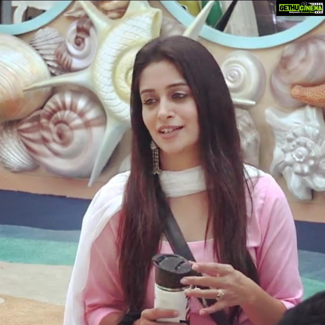 Dipika Kakar Instagram - The willingness to listen, The patience to understand, The strength to supprt, The heart to care and just be there. THATS THE BEAUTY OF THE LADY.. 😊 . . . . Jewellery :- @jhaanjhariya . . . #dipikakakaribrahim #bb12 #biggboss12 #colorstv @colorstv @endemolshineind Pc:- @shoaibholic