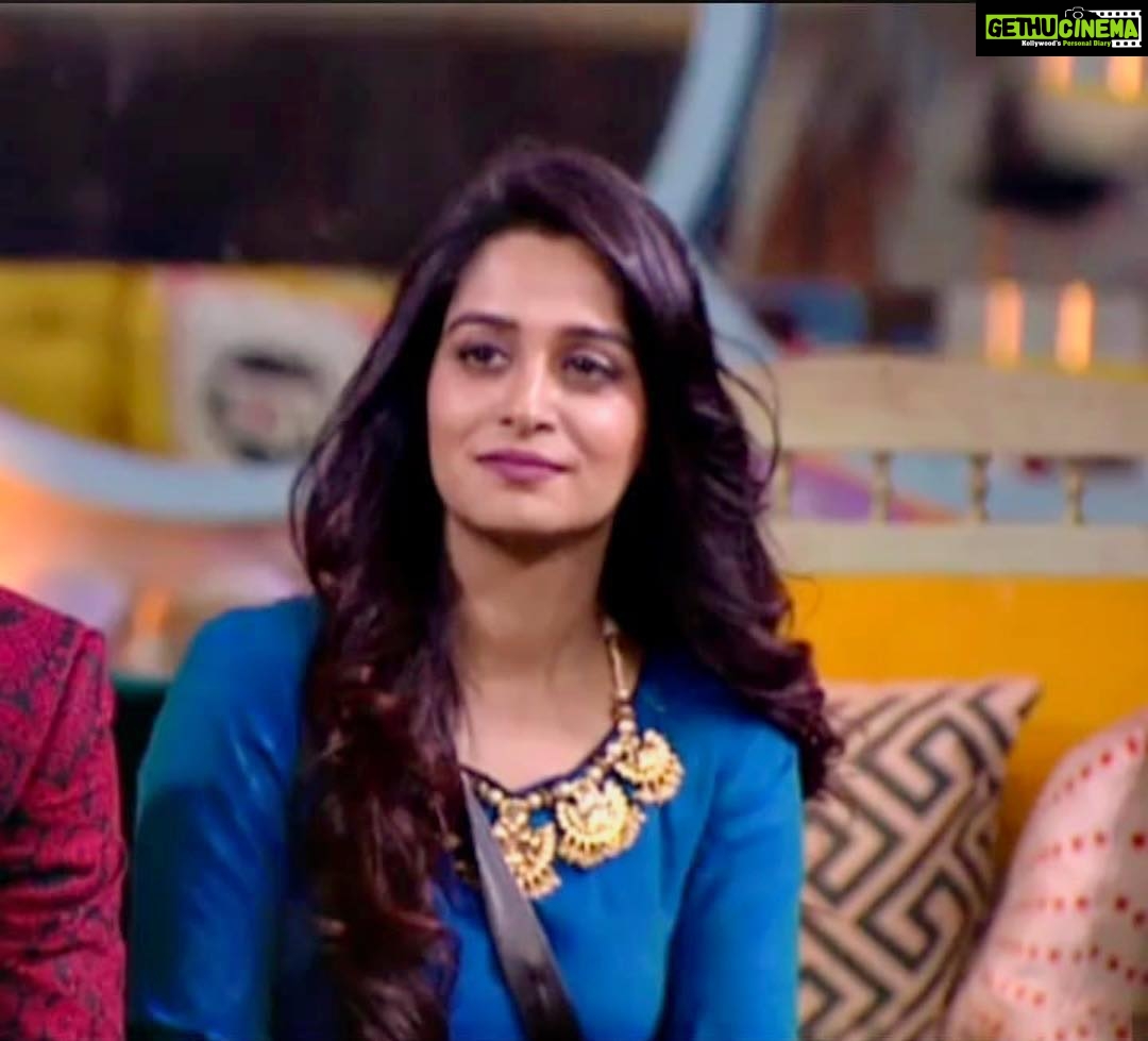 Dipika Kakar Instagram - Pretending to be happy when you are in pain is just an example of how strong you are as a person.. 😊 🤗 #powertoyougirl . . . Jewellery :- @the_jewel_gallery . . . . #dipikakakaribrahim #bb12 #biggboss12 #colorstv @colorstv @endemolshineind