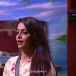 Dipika Kakar Instagram - That was so sweet of you @bharti.laughterqueen ❤️🤗 #weekendkavaar . . Outfit :- @anusoru . . . #biggboss12 #bb12 #dipikakakaribrahim #colorstv Video credit :- @biggboss_tv