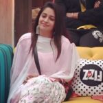 Dipika Kakar Instagram - The willingness to listen, The patience to understand, The strength to supprt, The heart to care and just be there. THATS THE BEAUTY OF THE LADY.. 😊 . . . . Jewellery :- @jhaanjhariya . . . #dipikakakaribrahim #bb12 #biggboss12 #colorstv @colorstv @endemolshineind Pc:- @shoaibholic
