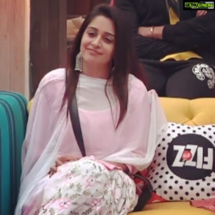 Dipika Kakar Instagram - The willingness to listen, The patience to understand, The strength to supprt, The heart to care and just be there. THATS THE BEAUTY OF THE LADY.. 😊 . . . . Jewellery :- @jhaanjhariya . . . #dipikakakaribrahim #bb12 #biggboss12 #colorstv @colorstv @endemolshineind Pc:- @shoaibholic