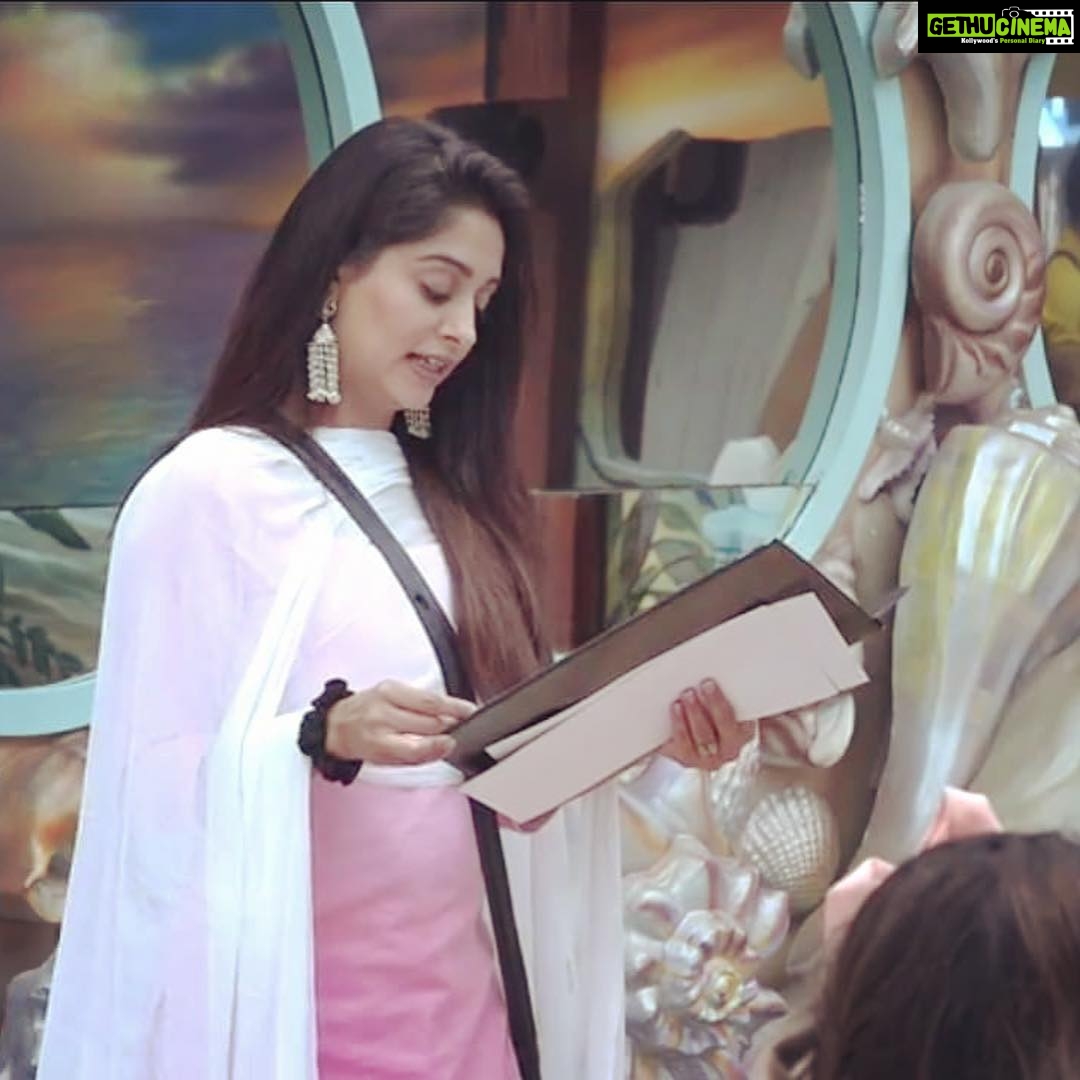 Dipika Kakar Instagram - The willingness to listen, The patience to understand, The strength to supprt, The heart to care and just be there. THATS THE BEAUTY OF THE LADY.. 😊 . . . . Jewellery :- @jhaanjhariya . . . #dipikakakaribrahim #bb12 #biggboss12 #colorstv @colorstv @endemolshineind Pc:- @shoaibholic