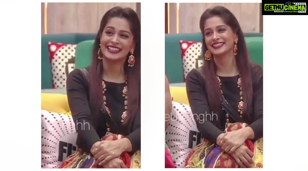 Dipika Kakar Instagram - Navratri special.. 😍💃 . . . Outfit :- @anusoru Jewellery :- @the_jewel_gallery . . . . #weekendkavaar #navratrifeels #bb12 #biggboss12 #dipikakakaribrahim #colorstv