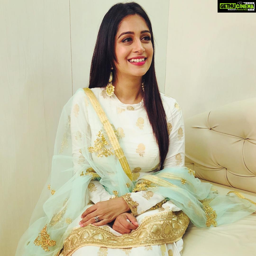 Dipika Kakar Instagram - Just before entering the bigg boss house.. 😊 Jewellery by :- @the_jewel_gallery Outfit :- @anusoru #biggboss #biggboss12 #bb12 @colorstv #dipikakakaribrahim #colorstv