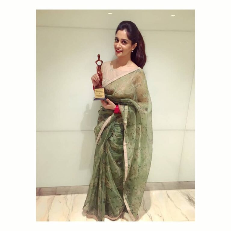 Dipika Kakar Instagram - Thank you #heraldglobal for considering me to be one of The 50 Most Inspirational Women Of Maharashtra 2018!!! Its an honour to recieve this one!! Sahara Star