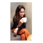 Dipika Kakar Instagram - Meetings are fun.... wen i have my fav cup of Chai tea latte in my hand!!! 😍😍😍😍 #tealover #starbucks