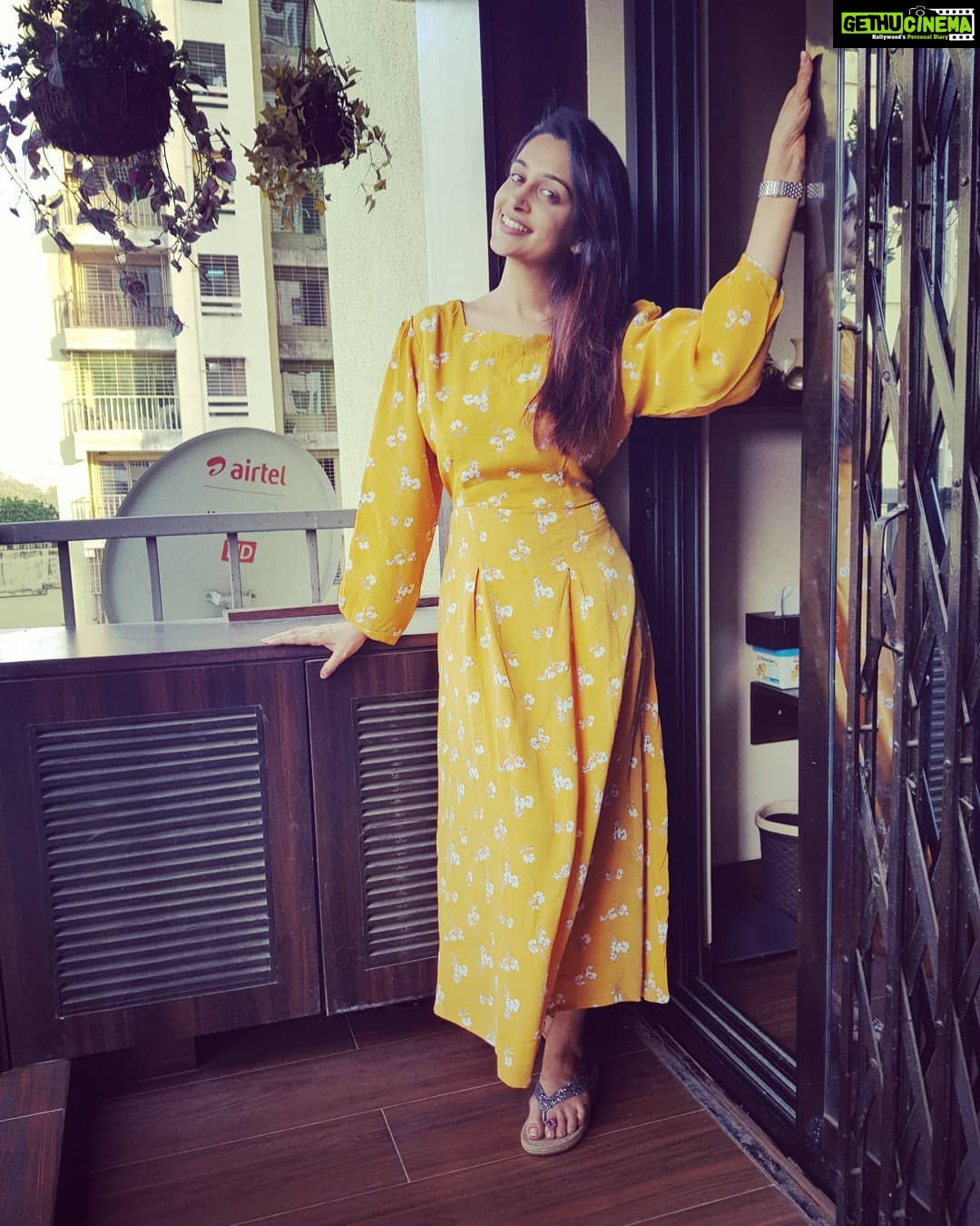 Dipika Kakar Instagram - One of my most favourite colors for Summers... whats your?? Thank you @mettaclothingindia for this beatiful and very comfortable dress!!! #ootd #summervibes☀️