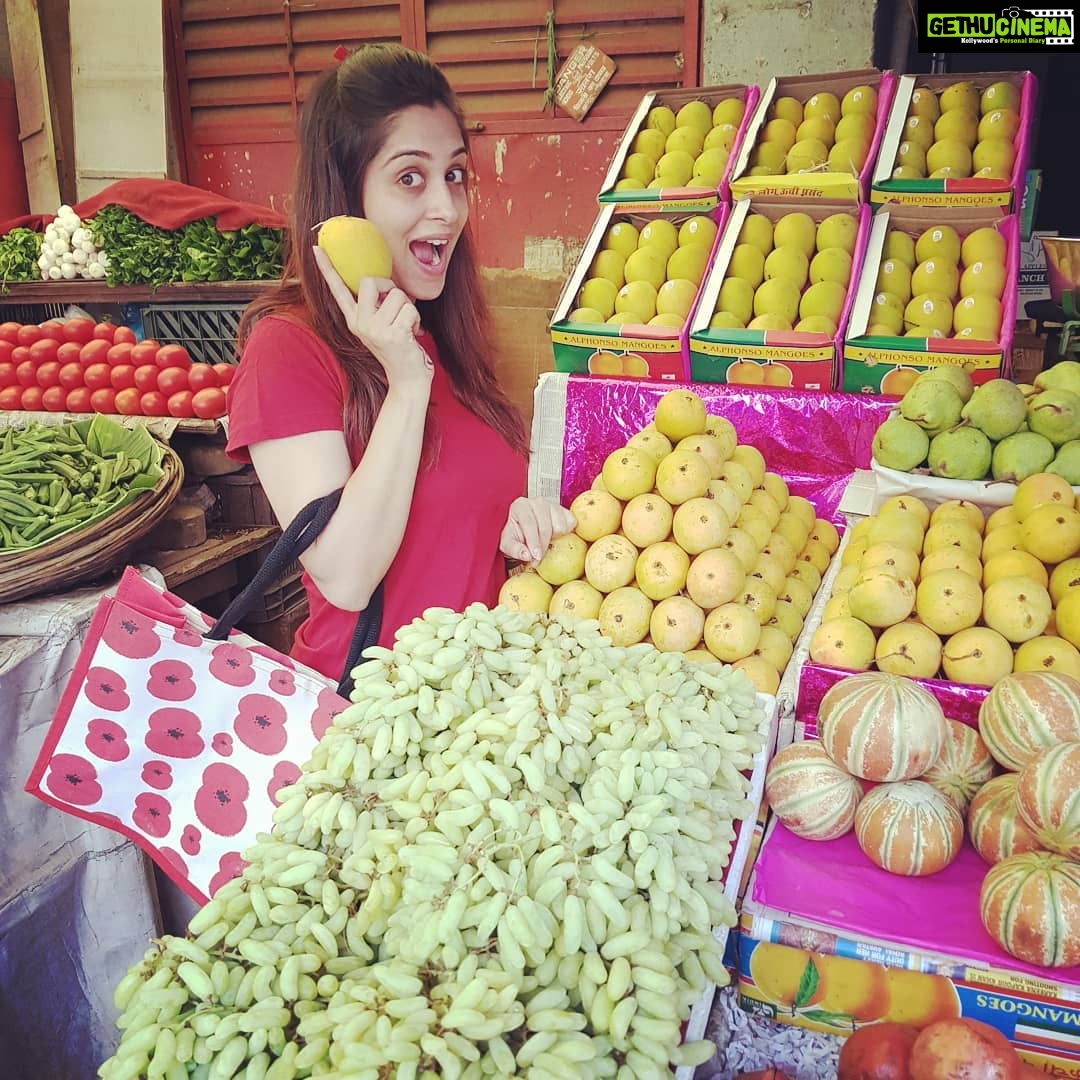 Dipika Kakar Instagram - and the king of fruits is here..😍 #summervibes #loveformangoes #happyme