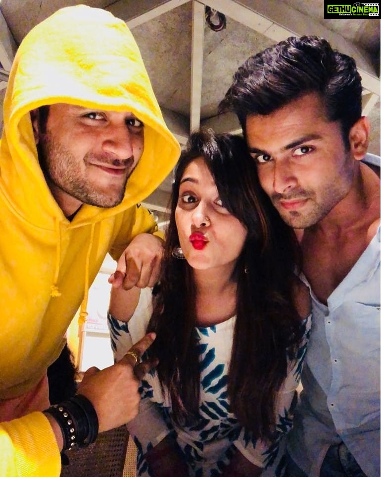 Dipika Kakar Instagram - with this new friend @lostboyjourney it was a crazy evening spent!!!! you are such a lovelyyyyyyyyy person vikassssss πππππ lots of loveeee ππππ #dinnerwithfriends #newfriends #crazyevening