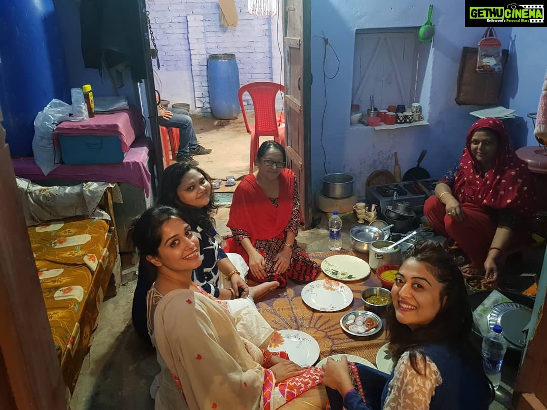 Dipika Kakar Instagram - And how we miss this house.. these meals... and the most our pyaari si Khalaaaaa 😗😗😗😗..... wapas chale @garti21 @falaqnaazz @deepakramola @renukakar1961