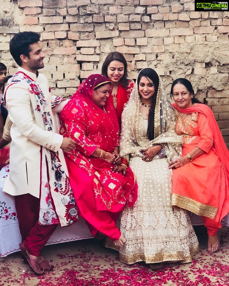 Dipika Kakar Instagram - A picture speaks a thousand words ❤❤❤❤!!! My outfit @kalkifashion Shoibs outfit @manyavarmohey
