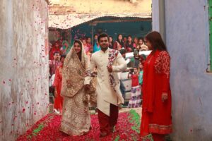Dipika Kakar Instagram - My special entry into my sasural !!! Thank you @kalkifashion for the amazing outfit 😊😊😊😊 #dodilmilrahehain #desistyle #desibride #happiness