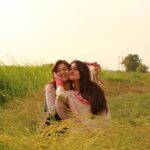 Dipika Kakar Instagram - On my side.... now and forever @falaqnaazz 😚😚😚😚 #dodilmilrahehain #desistyle #friendslikefamily #sisterlove