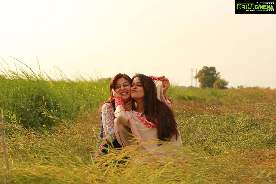 Dipika Kakar Instagram - On my side.... now and forever @falaqnaazz 😚😚😚😚 #dodilmilrahehain #desistyle #friendslikefamily #sisterlove
