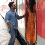 Dipika Kakar Instagram - Mai bolti rehti hun... aur ye hain ki haste rehte hain 😊 #dodilmilrahehain #traintravel