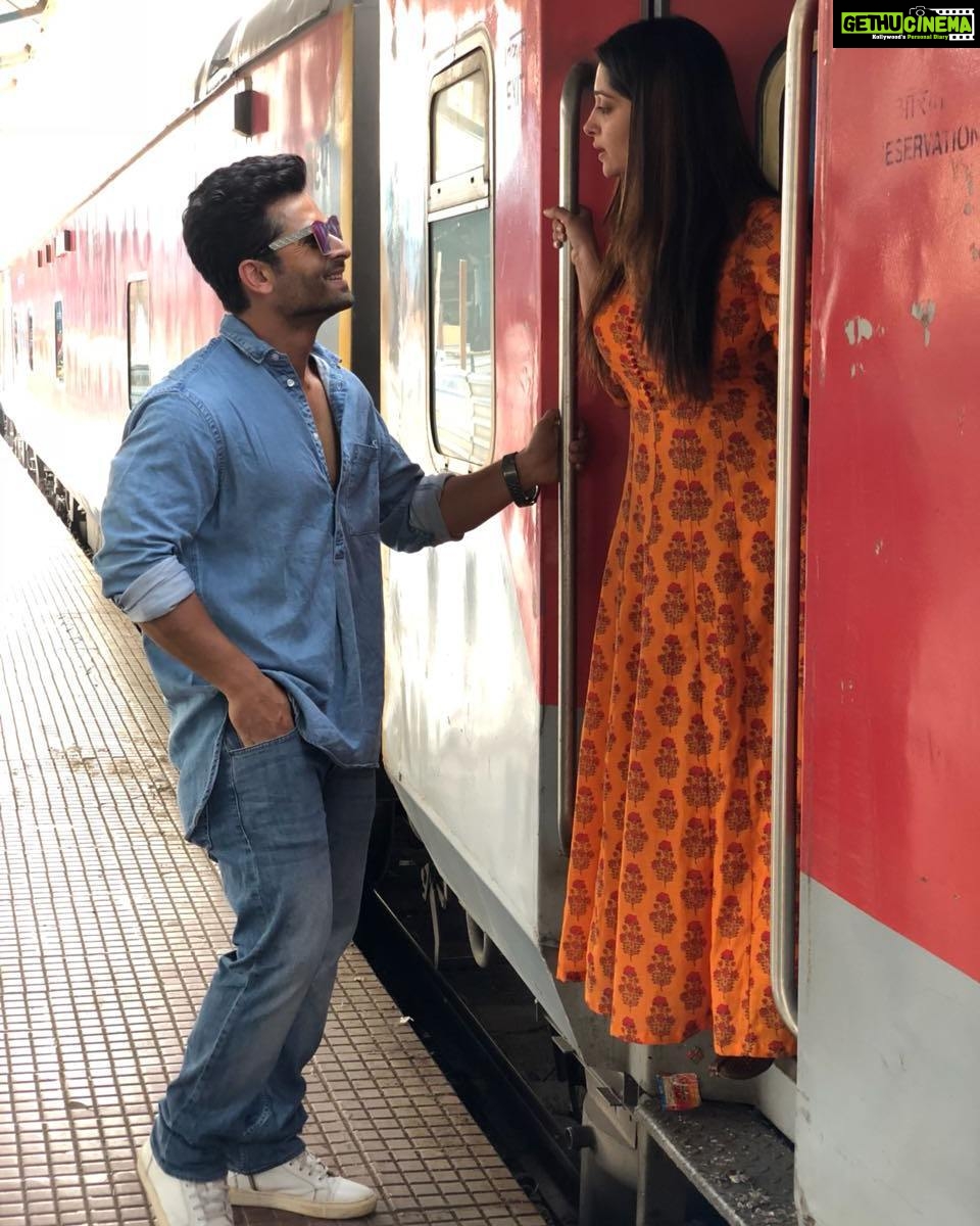 Dipika Kakar Instagram - Mai bolti rehti hun... aur ye hain ki haste rehte hain 😊 #dodilmilrahehain #traintravel