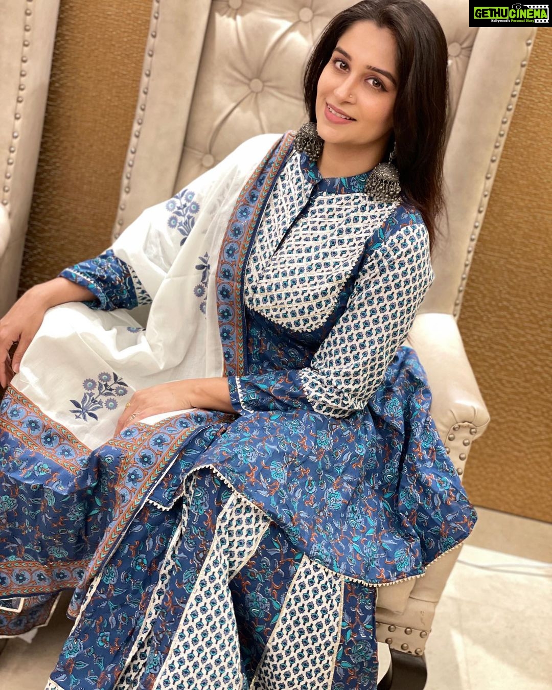 Dipika Kakar Instagram - Carry a Heart thats full of gratitude & it will be the magnet for miracles in your life π€²π»β€οΈπ . . wearing this lovely outfit by @laglitsbychhavi @dinky_nirh Jewellery by @jhaanjhariya
