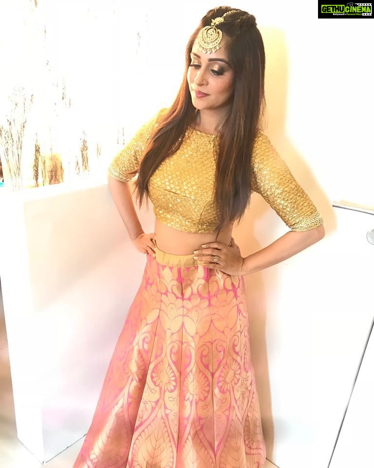 Dipika Kakar Instagram - It was great fun performing at 1000 episode celebration of #kumkumbhagya!!! And the lovely outfit is by my fav 😗😗😗😗😗😗 @anusoru !!! Thank u darling 😁