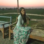 Dipika Kakar Instagram - Managed to enjoy this beautiful dusk with a cup of ginger tea for my terrible throat in this crazy hectic day!! Still long travel to go!! #bundelkhand #dusk #nature #traveldiaries Madhya Pradesh