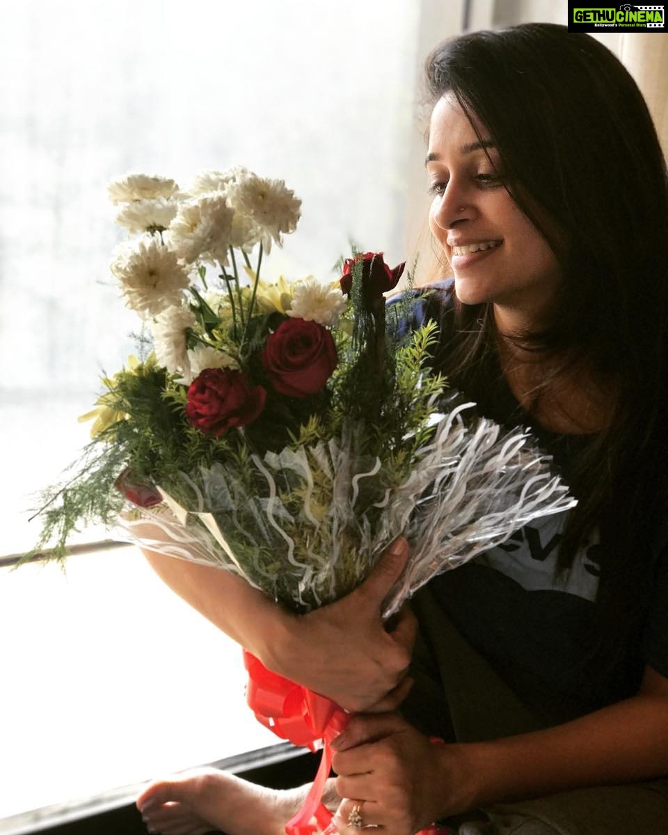 Dipika Kakar Instagram - What better than waking up to these beautiful flowers on the last day if the year!!! Thank you for this lovely gesture #cocoonhotel !!!