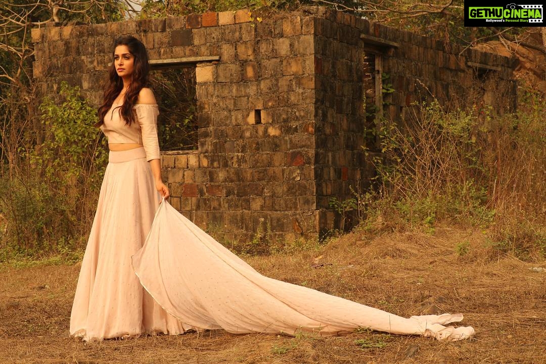 Dipika Kakar Instagram - The simpler the better!!!❤❤❤ #pastel #simple #rustic #photoshoot