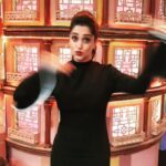 Dipika Kakar Instagram - Upto some magic!!!! Naaaaa just in love with the sleeves 🤣🤣🤣 #shootlife #dolledup #bellsleeves #ekr #entertainmentkiraat