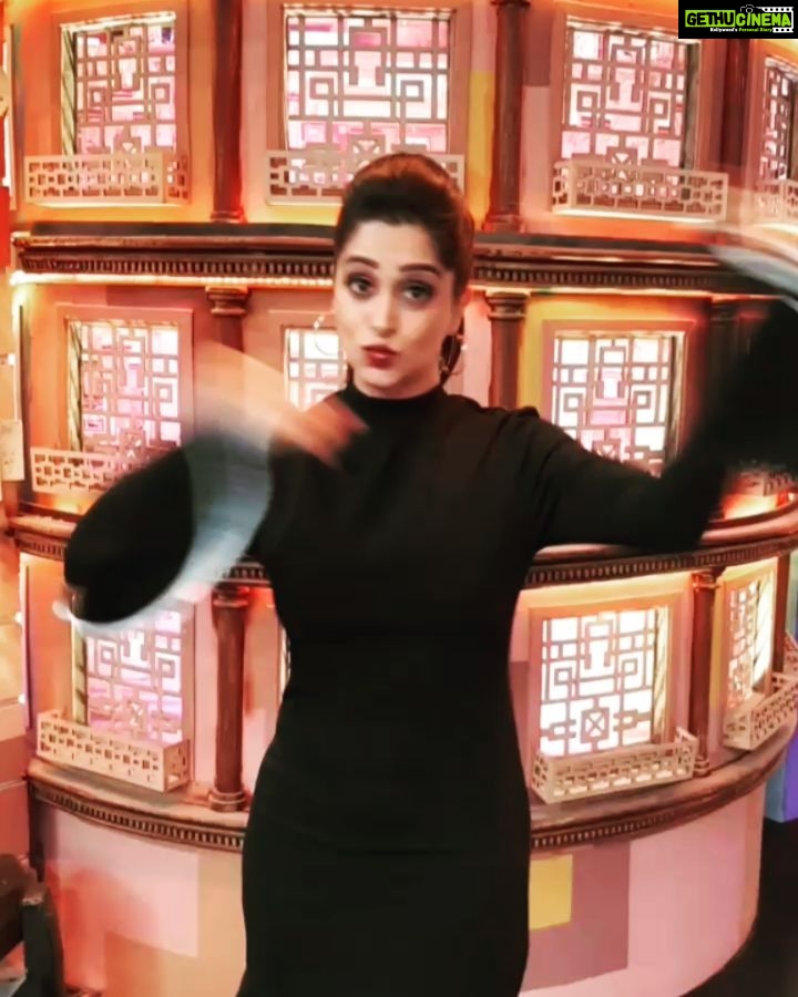 Dipika Kakar Instagram - Upto some magic!!!! Naaaaa just in love with the sleeves 🤣🤣🤣 #shootlife #dolledup #bellsleeves #ekr #entertainmentkiraat
