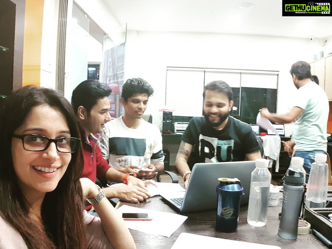 Dipika Kakar Instagram - This is what i do wen they are busy working on the script!!! Amazing team with the most amazing captain @nikuld