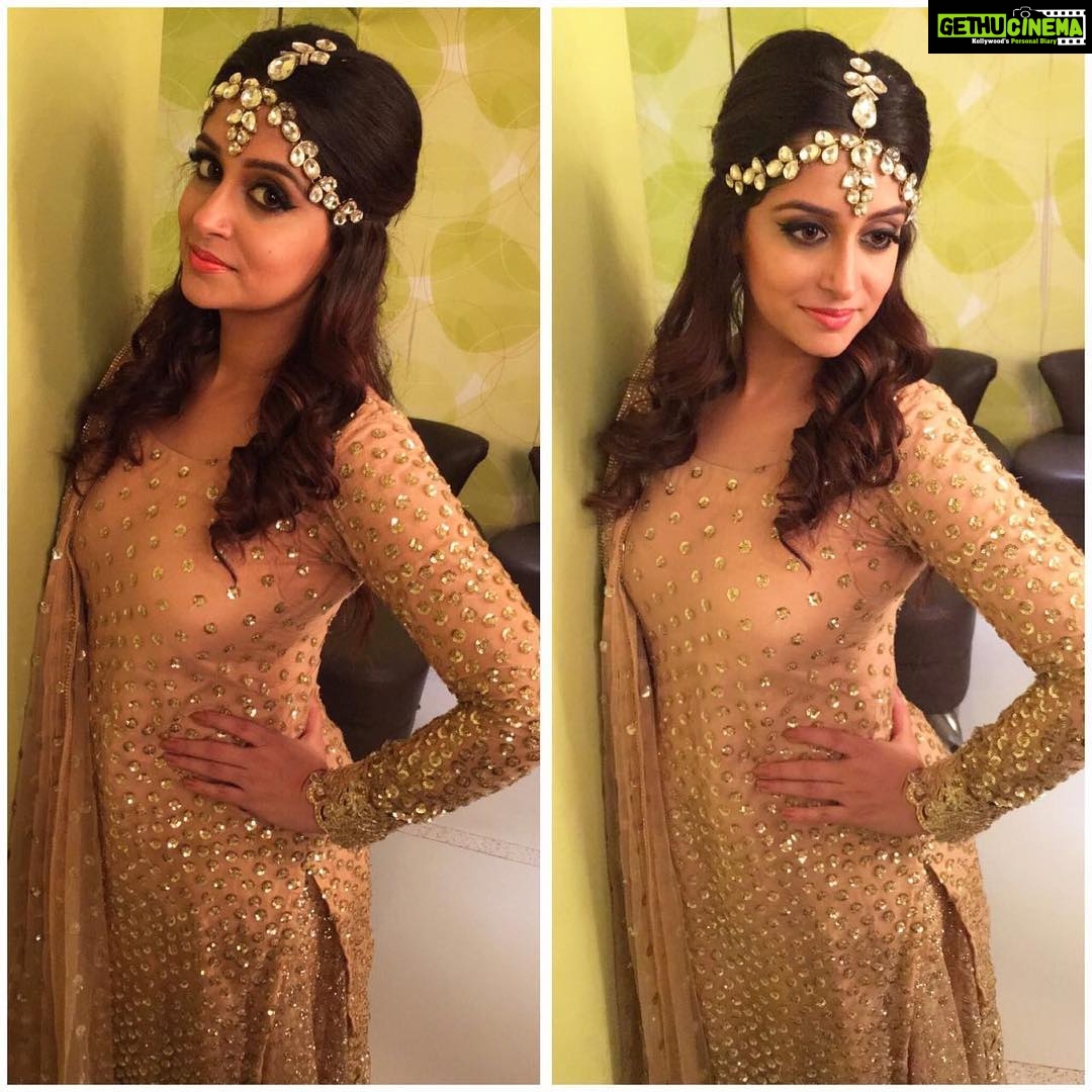 Dipika Kakar Instagram - The maang Tika took my breath away ✨✨ Thank you @aquamarine_jewellery for this stunning piece!