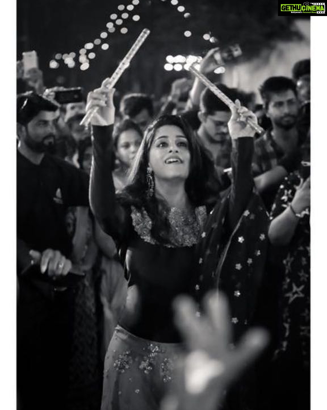 Dipika Kakar Instagram - There something about doing the traditional #garba with festive fever that puts a huge smile on my face, every year! 💃🏻😁 #Navratri2017 #DandiyaDhamaal2017